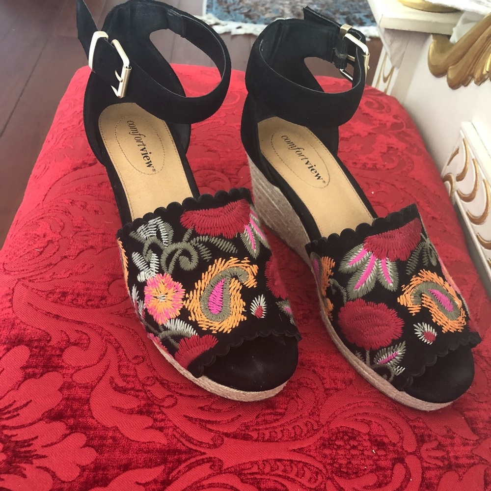 Confort view embroidery wedges